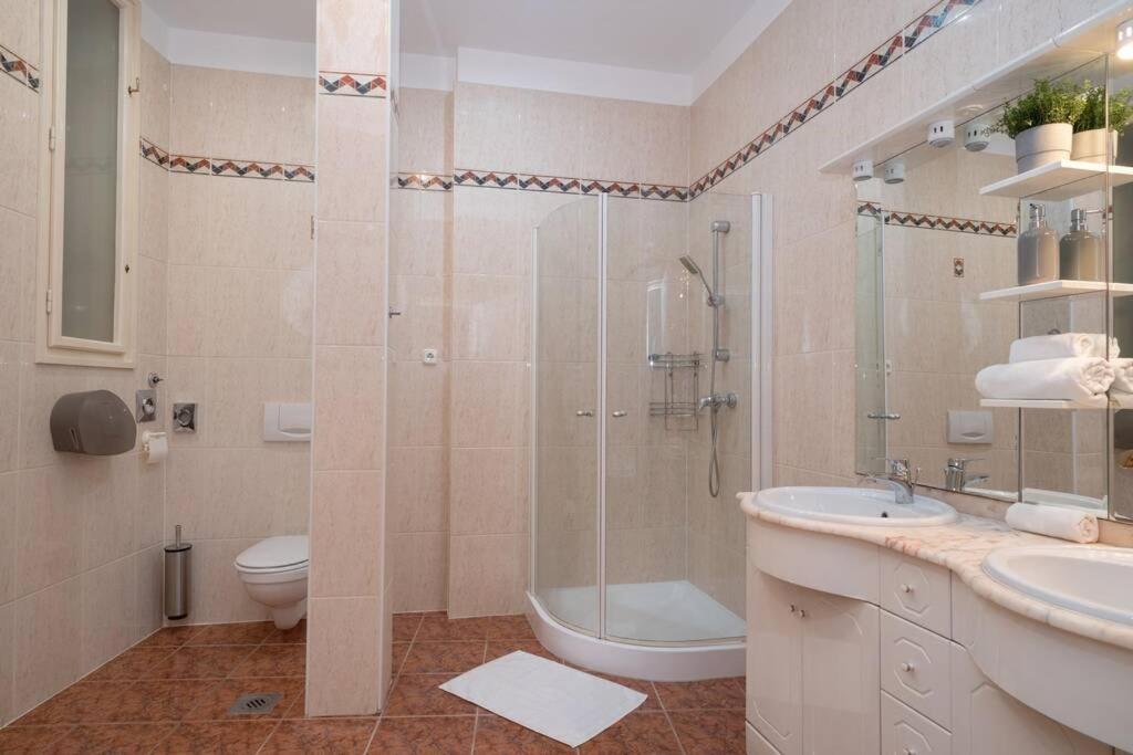 Best Located, 150 M2 5 Bedrooms Apt., Budapest Exterior photo