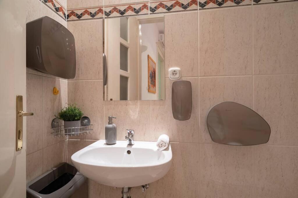 Best Located, 150 M2 5 Bedrooms Apt., Budapest Exterior photo