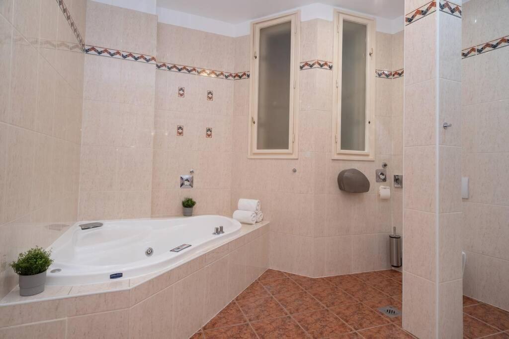 Best Located, 150 M2 5 Bedrooms Apt., Budapest Exterior photo
