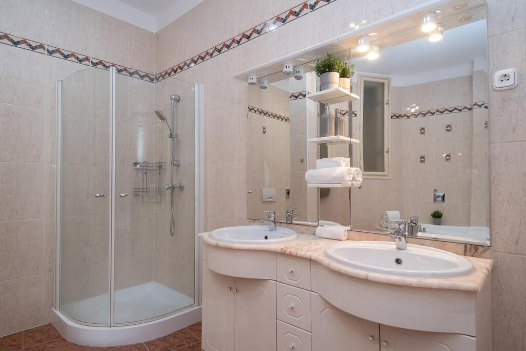 Best Located, 150 M2 5 Bedrooms Apt., Budapest Exterior photo