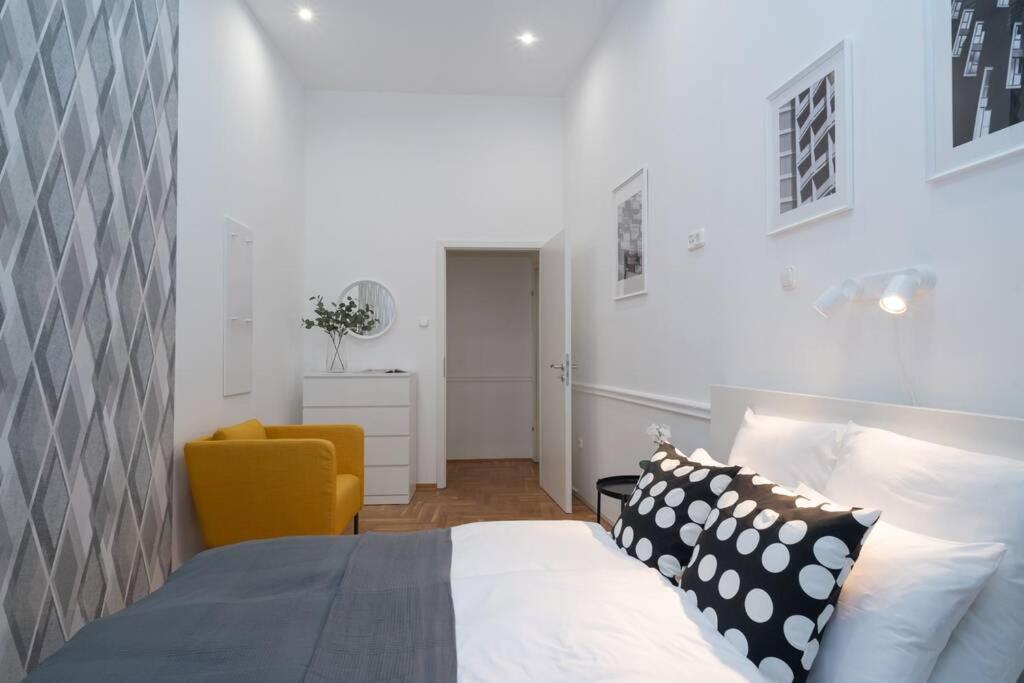 Best Located, 150 M2 5 Bedrooms Apt., Budapest Exterior photo